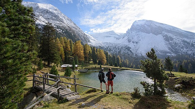 Turismus v Zillertalu se v poslednch letech dynamicky promuje. Zimn a let sezona se slvaj a turist poznvaj krsy hor v dokonalm podzimnm poas, kdy u (nebo jet) je v kopcch klid. Na snmku vyhldka z Griererlacke