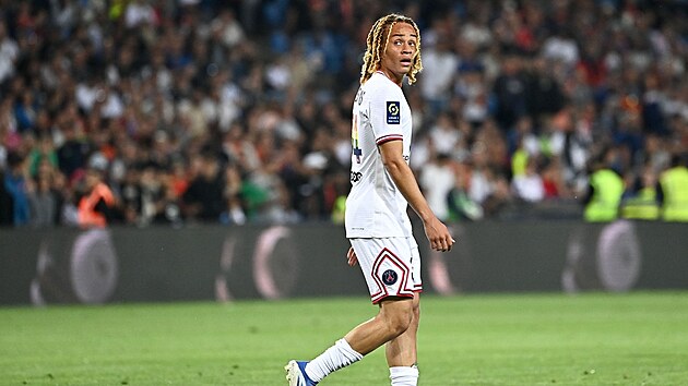 Xavi Simons v ligov�m utk�n� v dresu PSG.