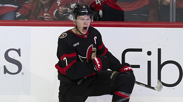 Brady Tkachuk z Ottawa Senators se raduje z glu.