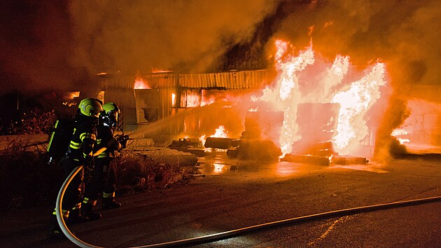S ohněm bojovaly dvě desítky jednotek hasičů.