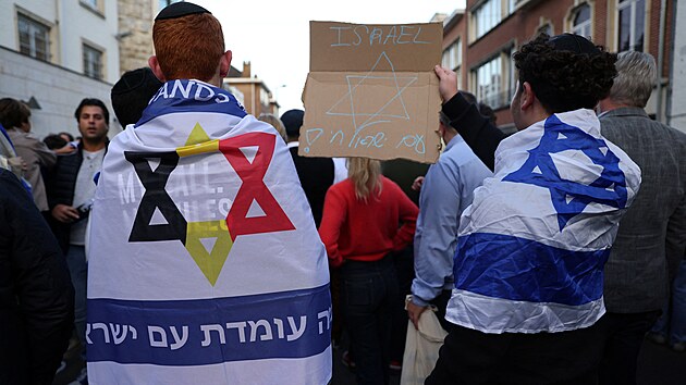 Podporovatel Izraele v ulicch Bruselu (9. jna 2023)