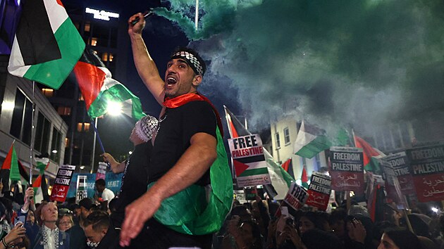 Podporovatel Palestiny na protestu v Londn (9. jna 2023)