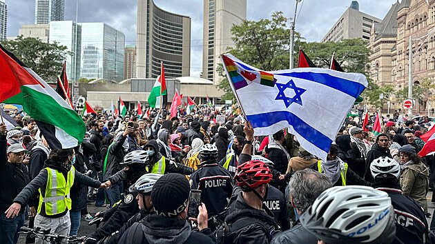 Podporovatel Palestiny se setkali ped mstskou radnic v Torontu s pznivci Izraele. (9. jna 2023)
