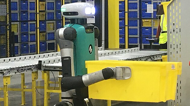 Robot DIgit um uchopit krabici a pemstit na msto uren. (18. jna 2023)