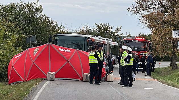 Nehoda osobn�ho vozu a autobusu v J�lov�m u Prahy (12. ��jna 2023)