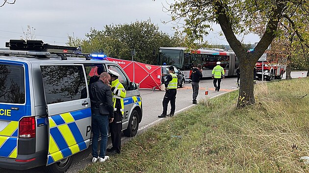 Nehoda osobn�ho vozu a autobusu v J�lov�m u Prahy (12. ��jna 2023)