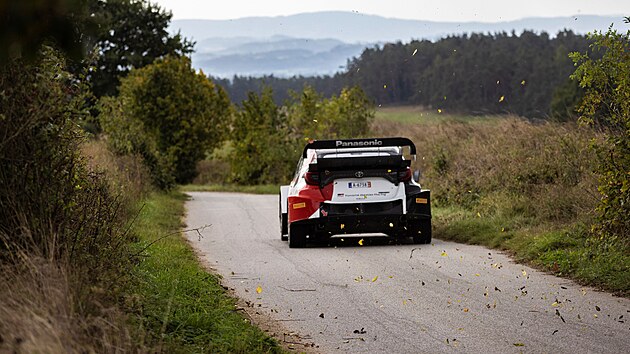 Finsk zvodnk Kalle Rovanper prohnl svou Toyotu GR Yaris Rally1 po jihoeskch silnicch v rmci testovn na Stedoevropskou rallye.