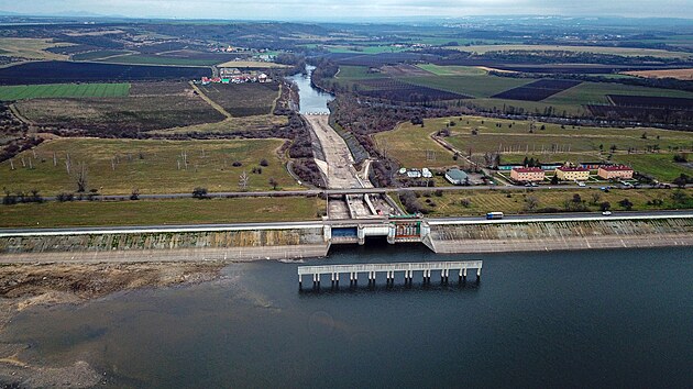 Hrazen� bezpe�nostn� p�elivy byly ned�vno rekonstruov�ny. Skluz m��� 600 metr�. P�ed p�elivy stoj� p�vodn� vlnolam, kter� je u� ale k nepot�eb�