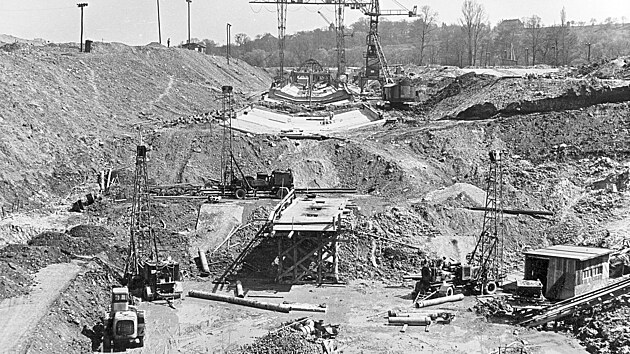 Jako prvn� za�al vznikat p��stupov� tunel k v�ov�mu objektu, b�ezen 1963