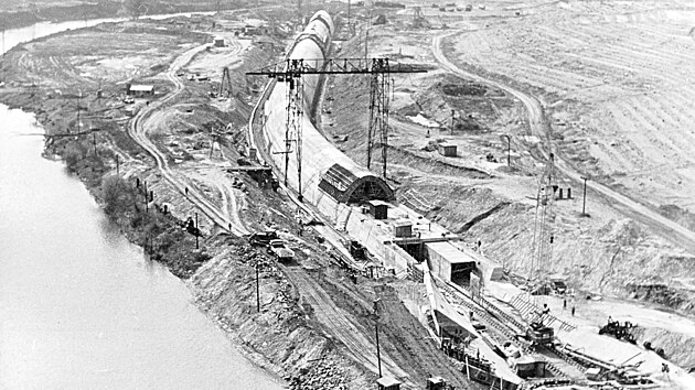 Jako prvn zaal vznikat pstupov tunel k vovmu objektu s odtokovmi kanly spodnch vpust, duben 1963
