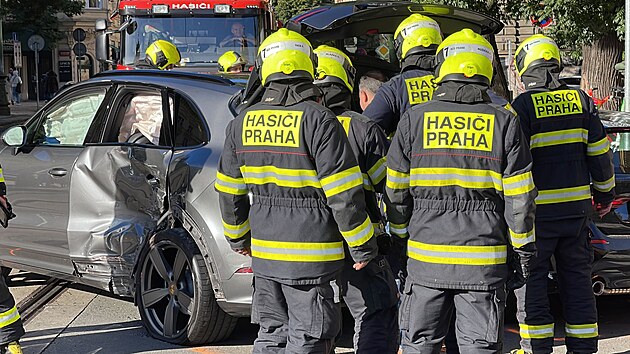 Nehoda dvou osobnch aut a tramvaje na Vtzn ulici v Praze. (15. jna 2023)