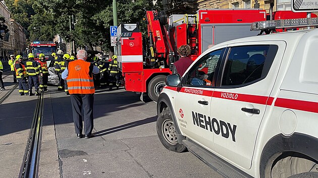 Nehoda dvou osobnch aut a tramvaje na Vtzn ulici v Praze. (15. jna 2023)