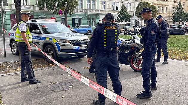 Policist zadreli motorke pod vlivem drog, kter ujdl na pes chodnky na nmst Jiho z Podbrad. (14. jna 2023)