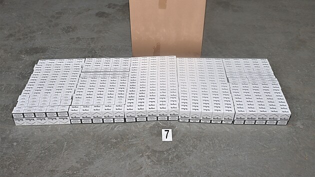 Celn�ci zabavili p�es 17 milion� cigaret a t�m�� 12 tun tab�ku.