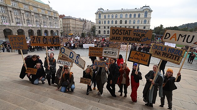 Demonstrace za vy platy akademickch pracovnk vysokch kol v Praze na nmst Jana Palacha (17. jna 2023