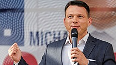 Lídr polské strany Konfederace Slawomir Mentzen na mítinku v eov (13. íjna...