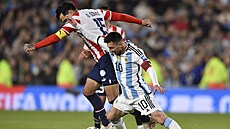 Lionel Messi z Argentiny a Gustavo Gomez z Paraguaye.