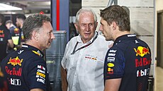 DEBATA MOCNÝCH. Zleva Christian Horner, Helmut Marko a Max Verstappen.