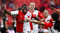 Slávistická úto�nice Marjolen Wafula Nekesaová oslavuje gól.