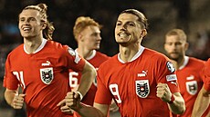 Rakouský fotbalista Marcel Sabitzer (vpravo) oslavuje gól na hiti...