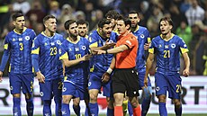CO�E, PENALTA? Fotbalisté Bosny a Hercegoviny diskutují s rozhod�ím Halilem...