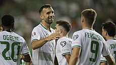 Irský obránce Shane Duffy se usmívá poté, co vst�elil gól Gratuluje mu Evan...