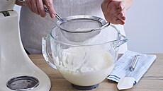 Do vy�lehané p�ny p�imícháme prosátou mouku.