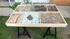 Netradi�ní st�l se sklen�nou deskou vypln�ný podzimními p�írodninami