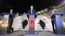 N�mecký kanclé� Olaf Scholz, albánský premiér Edi Rama a p�edsedkyn� Evropské...