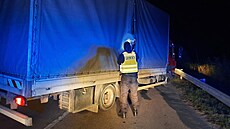 Sedmdesát migrant nali policisté na silnici u Lanhota v nákladním...