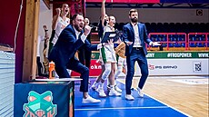 �abiny oslavují úsp�nou akci v zápase Eurocupu proti Cadi La Seu, hraném v...