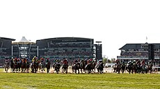 Slavný britský dostihový závod Velká národní v liverpoolském Aintree.
