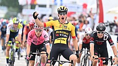 Olav Kooij z Jumbo-Visma slaví vít�zství ve t�etí etap� cyklistického závodu...