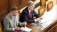 Ministr vnitra Vít Rakuan (STAN) a Petr Fiala (ODS) ve Snmovn, kde se hnutí...
