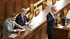 Ministr vnitra Vít Rakuan (STAN), Petr Fiala (ODS) a Andrej Babi (ANO) ve...