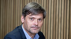 Hosty po�adu Rozst�el jsou historik Jan Bure� a senátor Marek Hil�er (na...