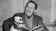 Filmový producent a kreslí Walt Disney na snímku z roku 1951 s hrakou Kaerem...