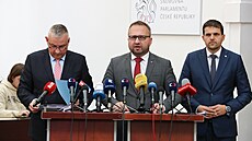 Ministr pr�myslu a obchodu Jozef Síkela (vlevo) a ministr práce a sociálních...