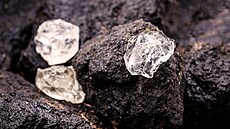 Petalit nebo kastorit je d�le�itý minerál pro získávání lithia.