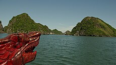 Vietnamská zátoka Ha Long v Tonkinském zálivu, to je 1600 vápencových ostrov a...