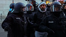 Policie se stetává s propalestinskými demonstranty v Berlín. (18. íjna 2023)