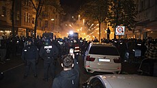 Policie se střetává s propalestinskými demonstranty v Berlíně. (18. října 2023)