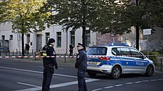 Policisté operují ped synagogou v centru Berlína, na kterou dvojice neznámých...