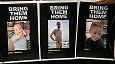 Plakáty s fotografiemi poheovaných osob jsou vyveny v hotelu v Londýn....
