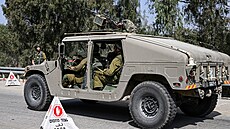 Vojáci izraelské armády sedí ve vozidle humvee na kontrolním stanoviti ve...