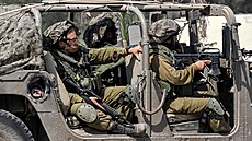 Vojáci izraelské armády sedí ve vozidle na kontrolním stanoviti ve mst...