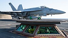 Námo�níci p�ipravují stíhací letoun Super Hornet ke startu z letové lodi USS...