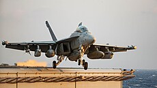 Letoun Growler startuje z letadlové lodi USS Gerald R. Ford ve východním...