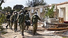 Izraeltí vojáci operují v kibucu Kfar Aza, na který zaútoili ozbrojenci...
