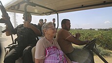 Palestinci transportují zajatou izraelskou civilistku, kterou unesli z kibucu...